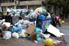 Η ΠΟΕ-ΟΤΑ απειλεί για Χριστούγεννα με… σκουπίδια