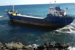 Μεγάλη επιχείρηση απάντλησης τόνων πετρελαίου από το λαθρεμπορικό που προσάραξε
