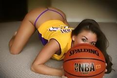 Έχει πάθος με τους Lakers και...γδύνεται