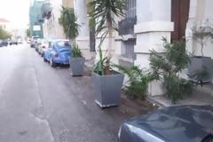Πάτρα: Απέκλεισε τη θέση στάθμευσης με γλάστρες