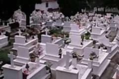 Αφαίρεσαν 40 καντήλια από τάφους