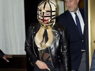 Φωτογραφία για Lady Gaga: Έβαλε το κλουβί στο κεφάλι και βγήκε…