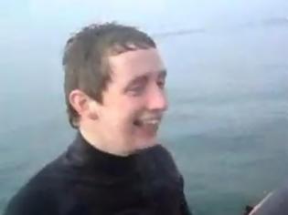 Φωτογραφία για Τον έριξαν στη θάλασσα ενώ υπήρχε καρχαρίας [Video]