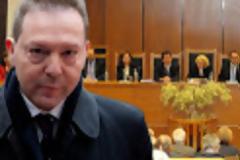 Με ποιες πλάτες ο Στουρνάρας γράφει στα παλιά του παπούτσια το Σύνταγμα...???
