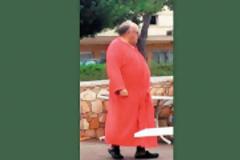 Ο Θόδωρος Πάγκαλος με ροζ μπουρνούζι και η απάντησή του στο twitter!