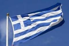 Χειροπέδες σε 3 ανήλικους Αλβανούς γιατί κατέβασαν και πάτησαν την Ελληνική σημαία..Συνελήφθησαν και οι γονείς τους για παραμέληση εποπτείας ανηλίκων.