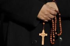 Παπάς ανακοίνωσε το γάμο του την ώρα της λειτουργίας!