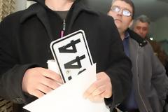 Επιστροφή πινακίδων κυκλοφορίας από το Δήμο Πειραιά