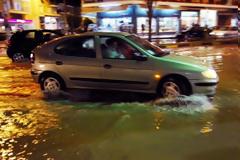 Πάτρα–Τώρα: Χείμαρροι οι δρόμοι - Πλημμύρισε το γραφείο του δημάρχου την ώρα που ήταν μέσα ο Γ. Δημαράς