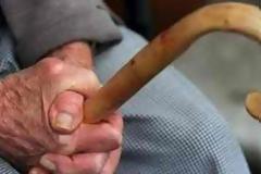 3 νεαρές τσιγγάνες όρμησαν σε 85χρονο και του έψαχναν τις τσέπες!
