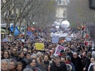 Φωτογραφία για Στο Παρίσι διαδηλώνουν υπέρ των γκέϊ γάμων