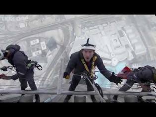 Φωτογραφία για Καθαρίζοντας τα τζάμια του πιο ψηλού κτιρίου στον κόσμο [video]