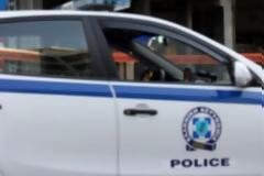 Κωφάλαλη γυναίκα απειλεί να αυτοκτονήσει στο κέντρο της Αθήνας