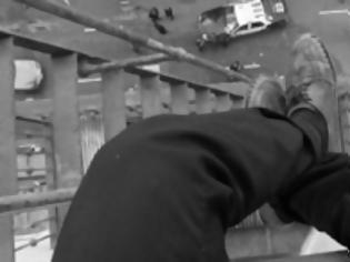 Φωτογραφία για Κωφάλαλη σκαρφάλωσε σε σκαλωσιά στην Πανεπιστημίου -Απειλεί να αυτοκτονήσει