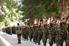 ΓΙΑ ΜΕΙΩΣΗ ΛΕΙΤΟΥΡΓΙΚΩΝ ΔΑΠΑΝΩΝ Η τρόικα ζητάει κατάργηση θητείας και επαγγελματικό στρατό