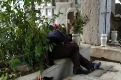 Ανατριχιαστικό: Άνδρας κοιμάται στον τάφο της Αλίκης Βουγιουκλάκη