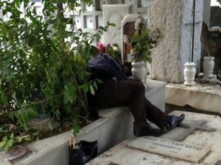 Φωτογραφία για Ανατριχιαστικό: Άνδρας κοιμάται στον τάφο της Αλίκης Βουγιουκλάκη