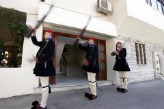 Διαλύουν το στρατό και 