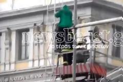 Αίσιο τέλος για την κωφάλαλη που απειλούσε να αυτοκτονήσει στην Ομόνοια!