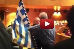 Εισβολή μικροπωλητών με Ελληνική σημαία στο δημαρχείο Θεσσαλονίκης.. Έκπληκτος κοιτούσε ο Μπουτάρης.Βίντεο.