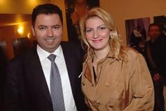 Κούτες με ακριβά κοσμήματα, τσάντες Hermes και μπάτλερ στο μαιευτήριο για την κυρία Λαυρεντιάδη