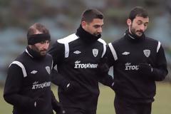 Πως του πάνε τα μαύρα!