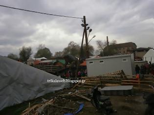 Φωτογραφία για Πεταμένες σανίδες που δεν τις μάζεψαν στο Μύλο των Ξωτικών. Μυστήριο για το πράσινο λάστιχο....που βγαίνει κάτω από το κοντέινερ