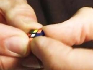 Φωτογραφία για Ο μικρότερος κύβος του Ρούμπικ στον κόσμο!
