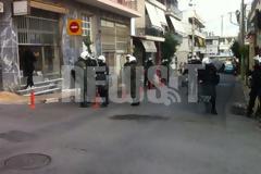 Οδοφράγματα και ένταση στην Αγία Βαρβάρα - Καταστηματάρχες αρνούνται
ελέγχους της Οικονομικής Αστυνομίας