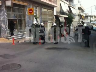 Φωτογραφία για Οδοφράγματα και ένταση στην Αγία Βαρβάρα - Καταστηματάρχες αρνούνται
ελέγχους της Οικονομικής Αστυνομίας