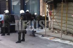 Οδοφράγματα και ένταση στην Αγία Βαρβάρα - Τσιγγάνοι καταστηματάρχες αρνούνται ελέγχους της Οικονομικής Αστυνομίας..Βίντεο.