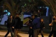 ΡΑΤΣΙΣΤΙΚΗ ΕΠΙΘΕΣΗ ΣΤΗΝ ΚΑΛΑΜΑΤΑ...!!! ΟΜΑΔΑ ΑΛΒΑΝΩΝ ΕΠΙΤΕΘΗΚΕ ΣΕ ΑΦΡΙΚΑΝΟ ΓΙΑΤΙ ΤΟΥΣ ΠΗΡΕ ΤΗ ΔΟΥΛΕΙΑ... ΧΤΥΠΗΘΗΚΕ ΚΑΙ ΕΛΛΗΝΑΣ ΠΟΥ ΠΡΟΣΠΑΘΗΣΕ ΝΑ ΤΟΝ ΠΡΟΣΤΑΤΕΨΕΙ...