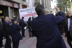 Δυσάρεστη έκπληξη: O Σαμαράς αντιμέτωπος με συγκεντρωμένους ομολογιούχους