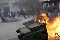 Νέα επεισόδια τσιγγάνων καταστηματαρχών στην Αγία Βαρβάρα - Σκηνικό πολέμου με φωτιές και μολότοφ,για να μην τους κάνει έλεγχο ο ΣΔΟΕ!!!