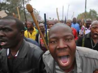 Φωτογραφία για Νότιος Αφρική: Με λαστιχένιες σφαίρες απώθησε η αστυνομία απεργούς εργάτες σε χρυσωρυχείο