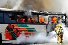 Αλβανικό λεωφορείο τυλίχθηκε στις φλόγες στα Ιωάννινα