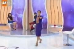 Δείτε τι κάνουν σε μια Τουρκάλα... επειδή φοράει κοντή φούστα στην τηλεόραση...Βίντεο.