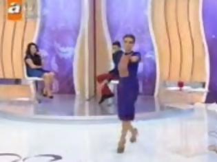 Φωτογραφία για Δείτε τι κάνουν σε μια Τουρκάλα... επειδή φοράει κοντή φούστα στην τηλεόραση...Βίντεο.