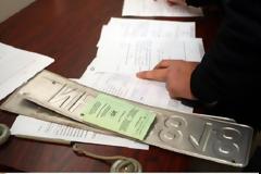 ΕΠΙΣΤΡΕΦΟΝΤΑΙ ΠΙΝΑΚΙΔΕΣ ΚΑΙ ΑΔΕΙΕΣ ΟΔΗΓΗΣΗΣ ΕΝ ΟΨΕΙ ΕΟΡΤΩΝ