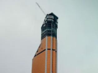 Φωτογραφία για Παράνομη πτώση με αλεξίπτωτο από το ψηλότερο κτίριο της Ευρώπης