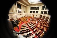 Το 2013 οι περικοπές στους μισθούς των υπαλλήλων της Βουλής