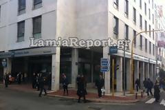 Νεαροί Λαμιώτες έκαψαν την Ελληνική σημαία της Εθνικής τράπεζας