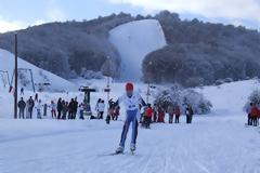 Μαζεύουν χιόνι τα χιονοδρομικά μας για ένα δυνατό Σαββατοκύριακο!