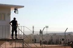 Σε διαθεσιμότητα ειδικός φρουρός για κακοποίηση μετανάστη στην Αμυγδαλέζα
