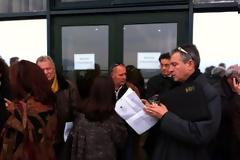 Πάτρα: Νέο μπλόκο στη συνεδρίαση του Δημοτικού Συμβουλίου - Έσπασαν την πίσω πόρτα για να μπουν οι Δημοτικοί Σύμβουλοι