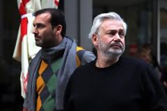 Mε μούσι και στηριζόμενος σε μπαστούνι οδηγήθηκε στον Εισαγγελέα ο Καρούζος