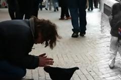 Βγάζουν τα παιδιά ξυπόλητα στο δρόμο... για μερικά ευρώ