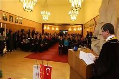 «Υπόδειγμα των Βαλκανίων» τα Σκόπια, λέει ο Νταβούτογλου«Τόσο σημαντική η ασφάλειά τους, όσο και η δική μας»