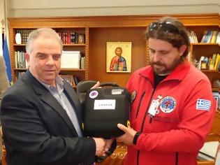 Φωτογραφία για Περιφερειακή Ενότητα Κοζάνης: Δώρισε έναν απινιδωτή στην Ελληνική Ομάδα Διάσωσης