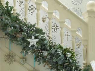 Φωτογραφία για Χριστουγεννιάτικη διακόσμηση για τη σκάλα του σπιτιού σας!